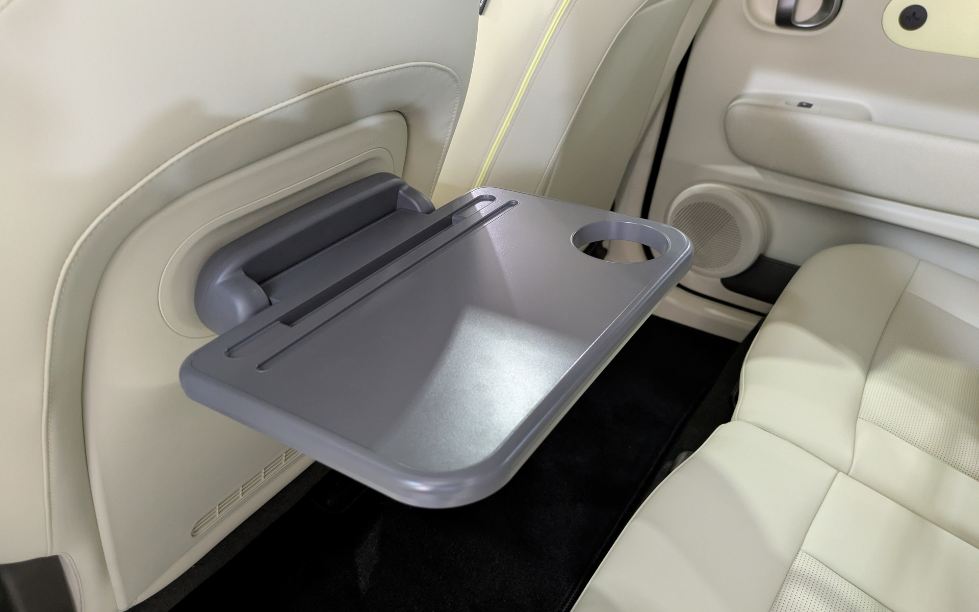 後席にはドリンクホルダーがないが、オプションでドリンクホルダーつきのテーブルが用意されている。未使用時は折り畳める（写真は別の車両）