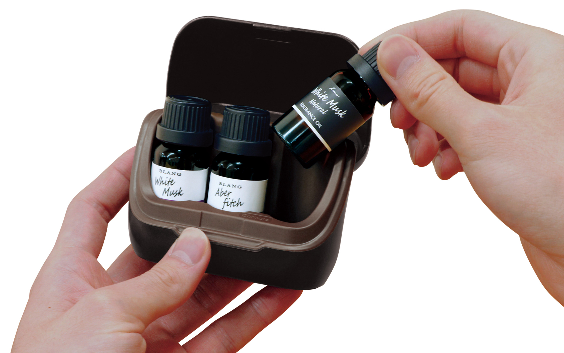 カーメイトは噴霧式フレグランスディフューザー専用フレグランスを3本まとめて収納できる「オイルケース」を発売した