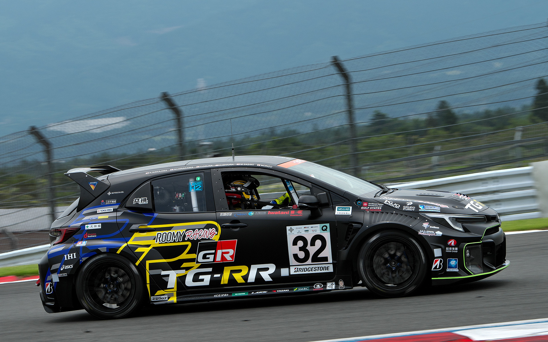 水素を燃やして走る内燃機関を搭載する水素カローラ。ドライバーはトヨタ自動車株式会社 代表取締役会長 豊田章男氏。脱炭素の一つの解としてトヨタは水素燃焼エンジン開発に挑んでいる