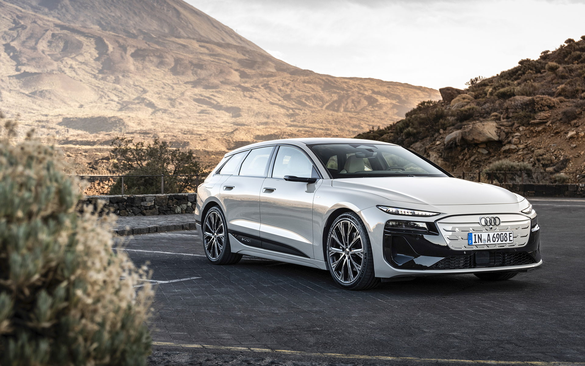 日本未発表のBEV「A6 Avant e-tron」（欧州仕様車）を先行展示