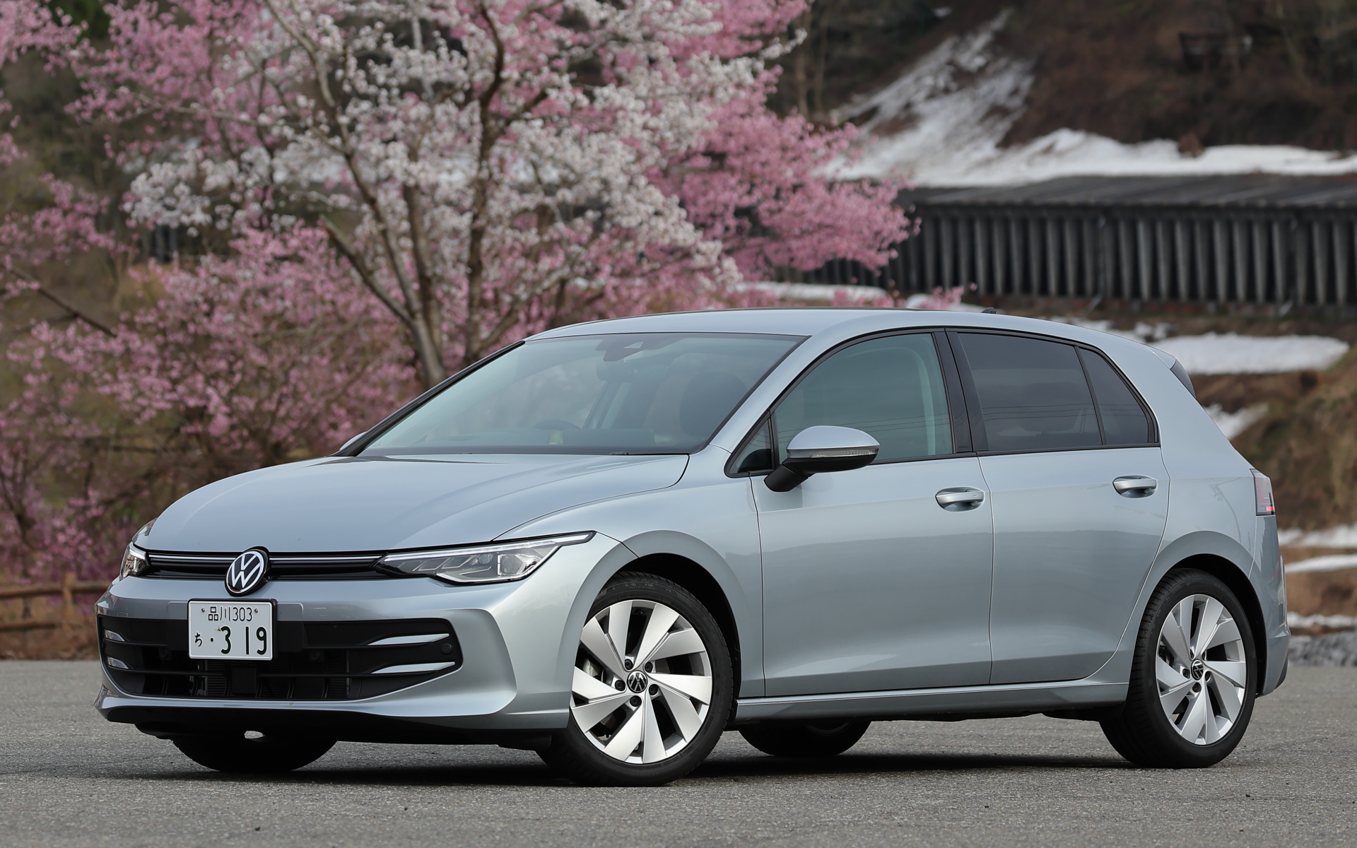 今回新潟行きで使用したのは2024年9月に予約注文を開始した8.5世代の「ゴルフTDI Active Advance」（450万8000円）。新型ゴルフでは最新のインフォテイメントシステム「MIB4」を搭載するとともに、内外装をブラッシュアップ。外装では日本初採用となるイルミネーション付きVWエンブレムでフロントデザインを際立たせた。ボディサイズは4295×1790×1475mm（全長×全幅×全高）、ホイールベースは2620mm、車両重量は1430kg