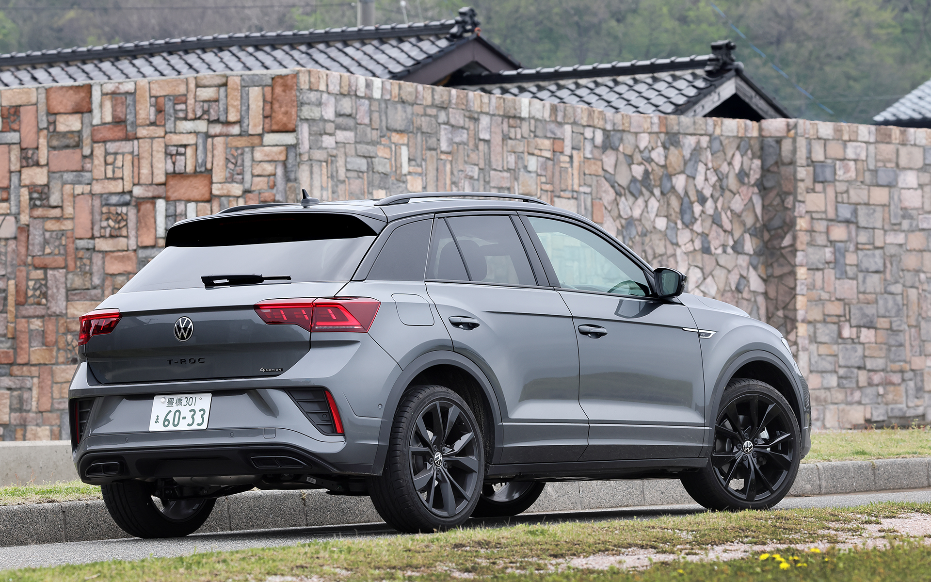 1月に発売となった「T-Roc TDI 4MOTION」。撮影車はTDI 4MOTIONの導入にあたって内外装の各部をブラックで仕立て、シャープで精悍な装いを実現した“TDI 4MOTION R-Line Black Style”（564万5000円）。ボディサイズは4250×1825×1590mm、ホイールベースは2590mm