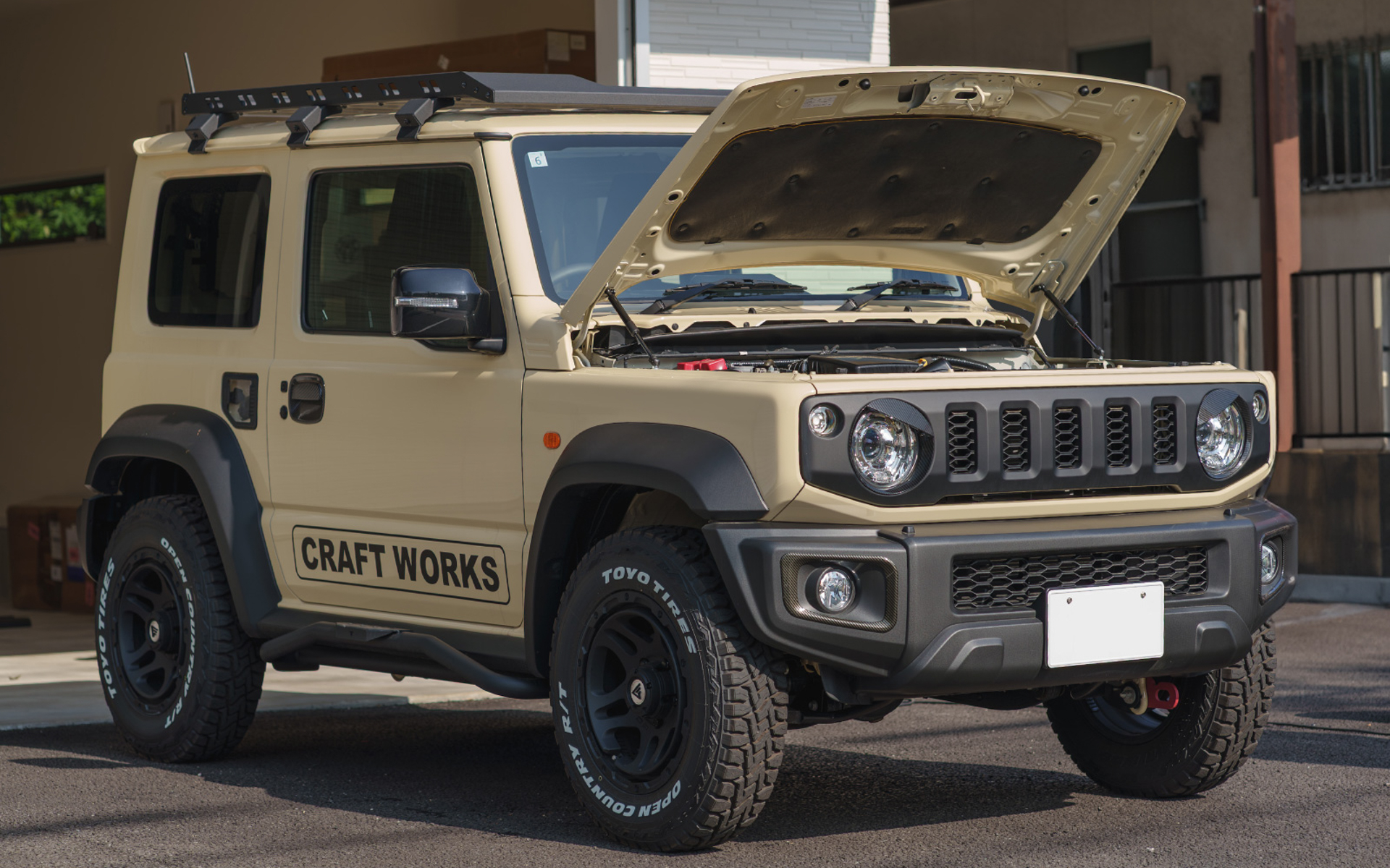 クラフトワークスがスズキ「ジムニー」専用「ボンネットダンパー」を発売する