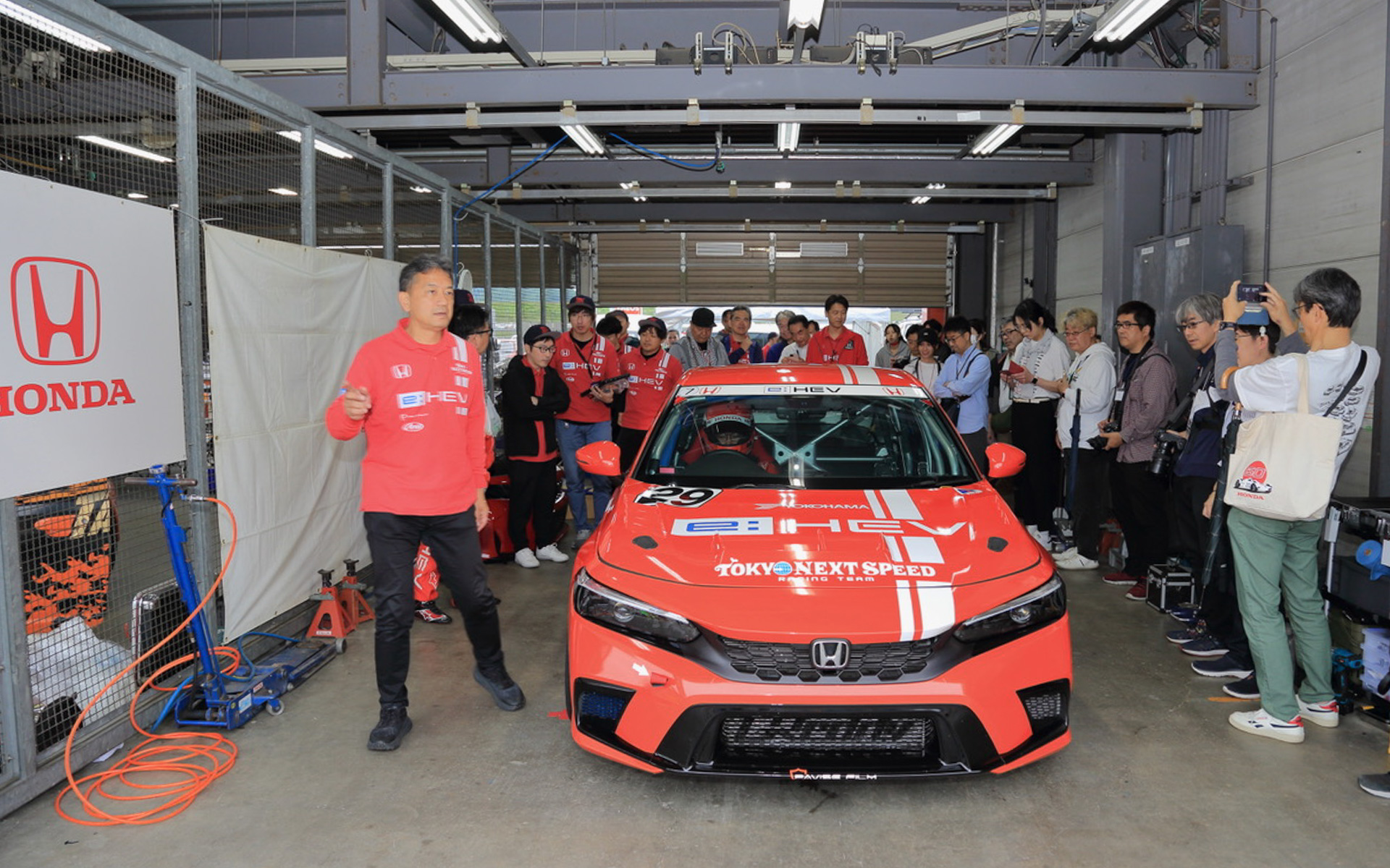 プロジェクト2年目の最初のレースとなった、モビリティリゾートもてぎ「ミニJoy耐」では、シビックのオーナーズクラブの皆さんがピットを訪れ、レーシングカーとなったシビックe:HEVに熱い声援を送ってくださいました