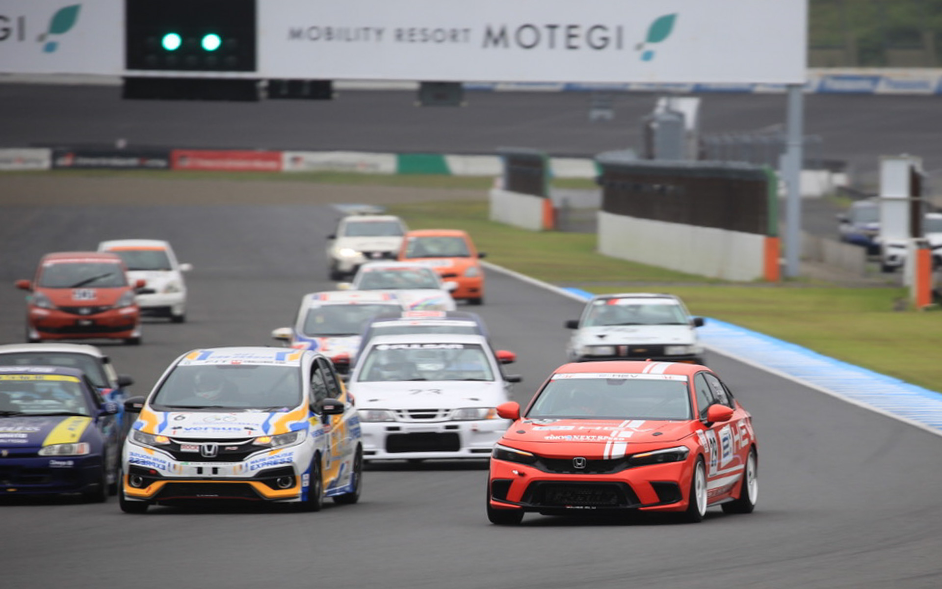 昨年の9番グリッドを上回る、6番グリッドからのスタート。橋本洋平がうまく前2台をかわし、1周目で早くも4位に浮上しました