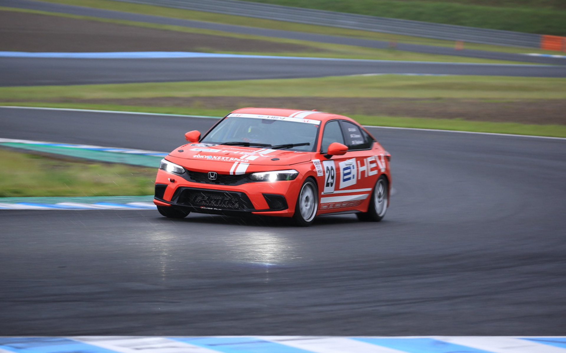 数日前からチームを悩ませたのが「雨」。タイヤの選択やドライバーの走り方、予選の戦略など右往左往しましたが、最後は私たちにとって恵みの雨となりました