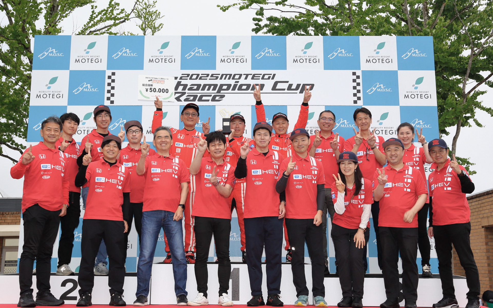 2モーターハイブリッド「e:HEV」としても、シビックハイブリッドとしても初優勝となった昨年に続き、2連覇達成！　昨年はいろんなラッキーが重なった優勝でしたが、今年はいいマシンとエンジニア、メカニック、ドライバーの一丸となった仕事の賜物でもあると思います