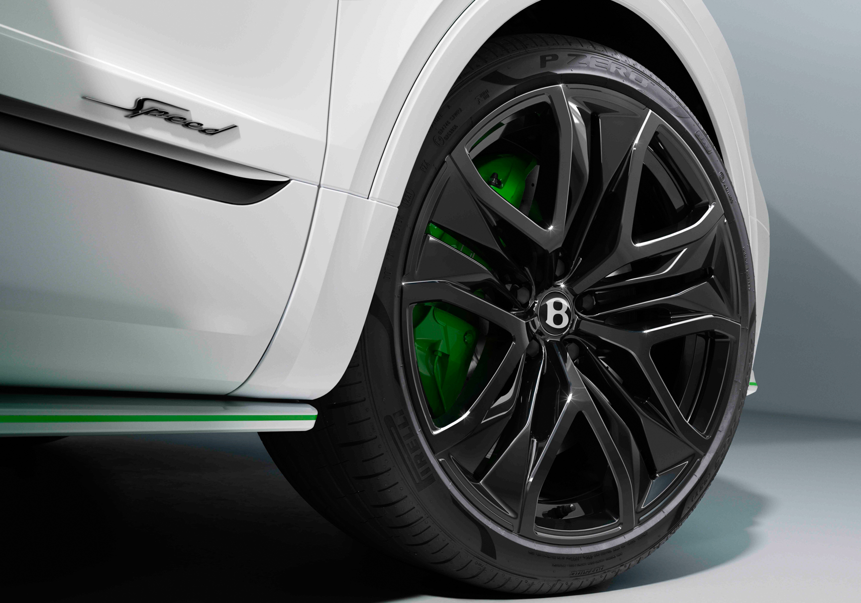 カーボンセラミックブレーキを指定すると履ける23インチのスピード専用ホイール。フロントドア前端にはクロームのSpeedバッヂがあしらわれる