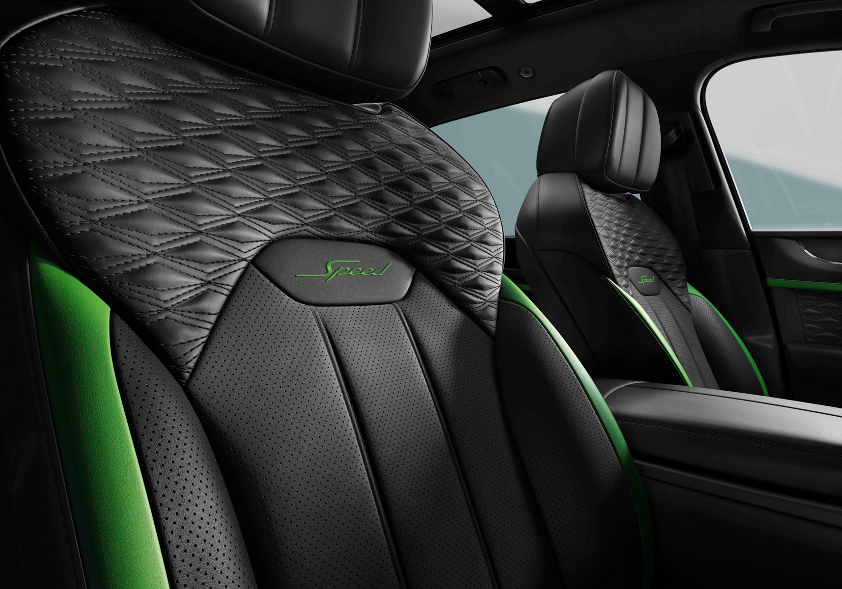 シートには「Speed」ロゴが刺繍されている