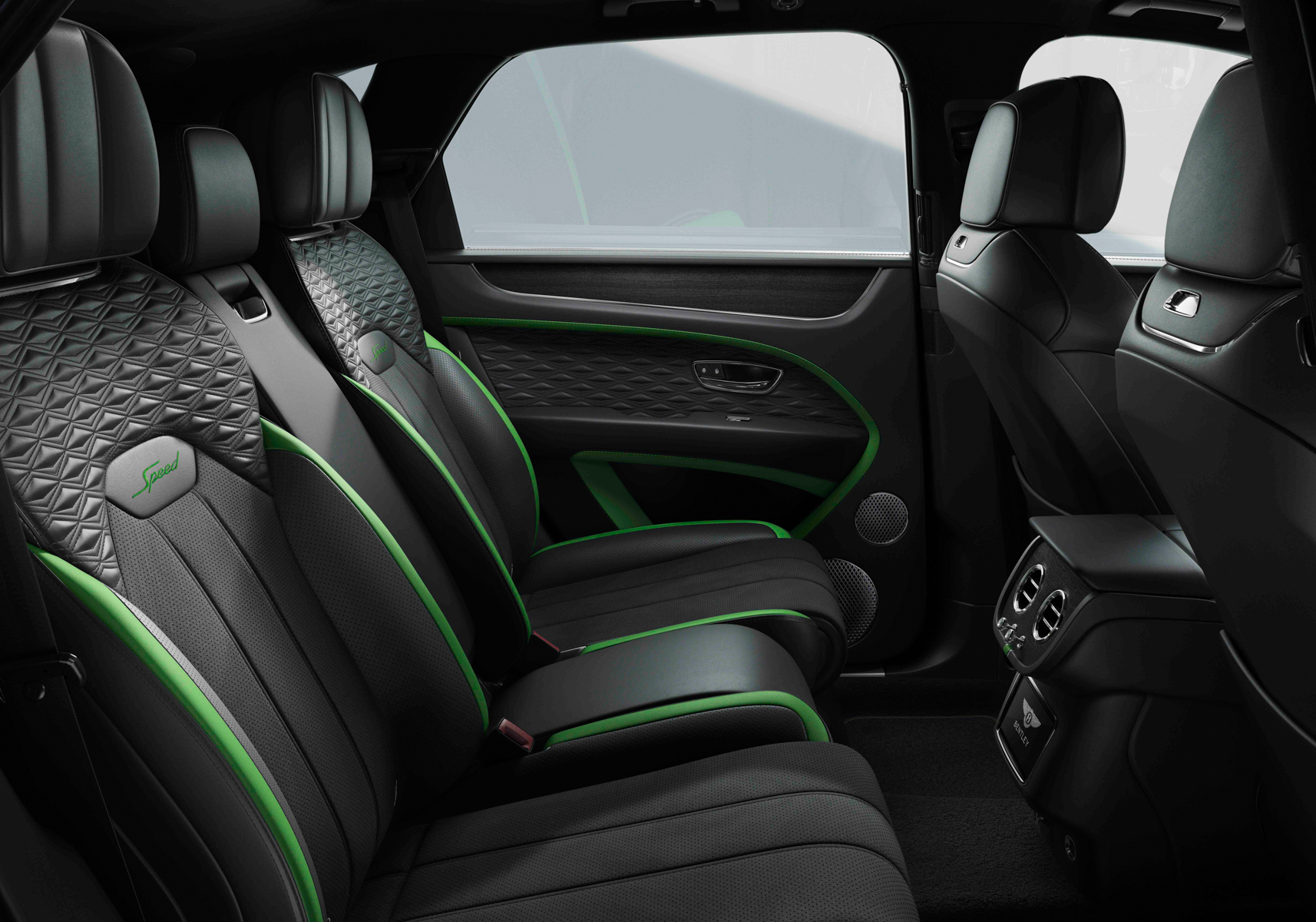 シートには「Speed」ロゴが刺繍されている