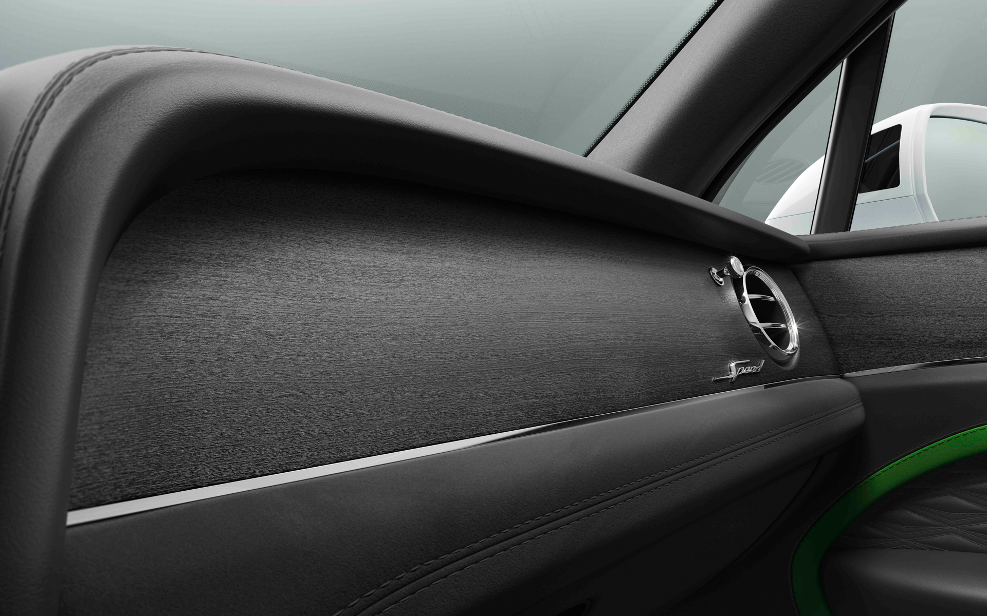 助手席側フェイシアおよびドアシルプレートにはSpeedバッヂがあしらわれる