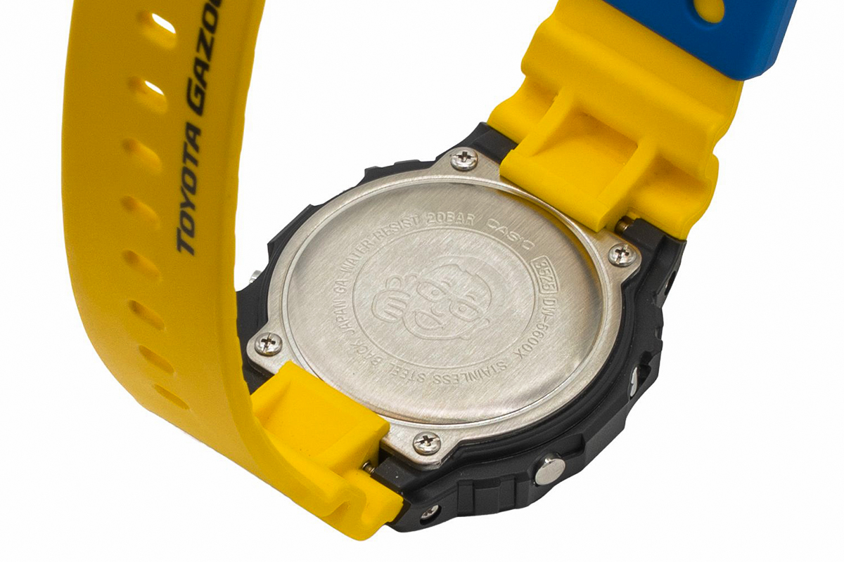 裏面にはMORIZOさんのイラストが描かれている