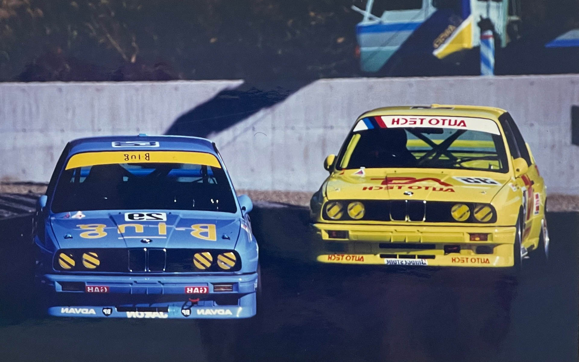 1コーナー。29号車B-ing号とイエローのオーテック号