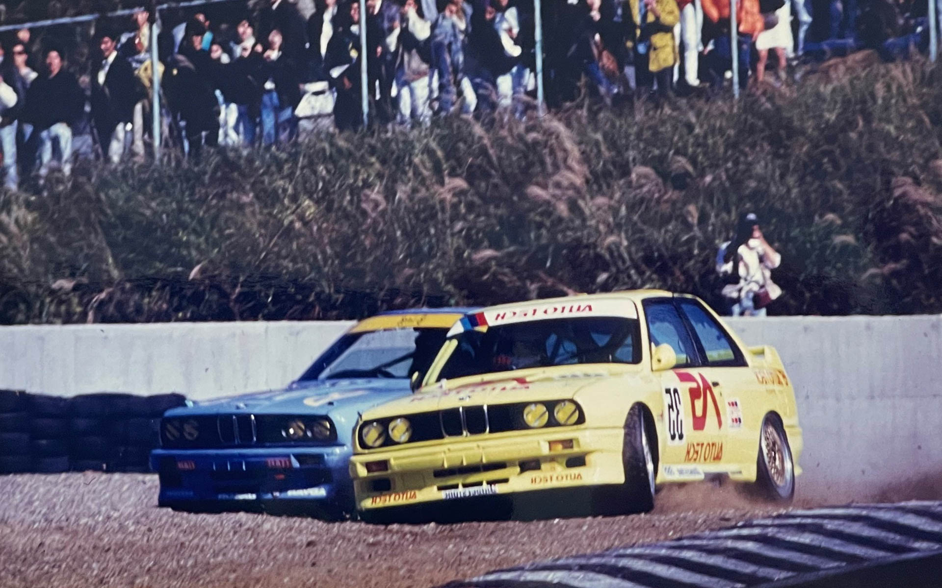 スリップからのアクシデント。ラッツェンがスリップから出たと思ったら、押し出されてしまった。あ～れ～