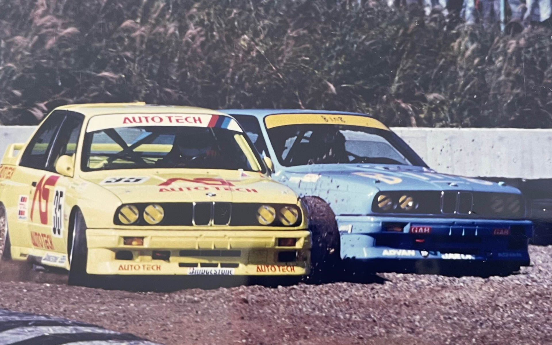 グラベルの中でのせめぎ合い。両車とも脱出するの必死。ラッツェンベルガーは荒っぽいように見えるけどファイトあふれる好漢で、その後F1で不慮の死と遂げてしまった。残念です