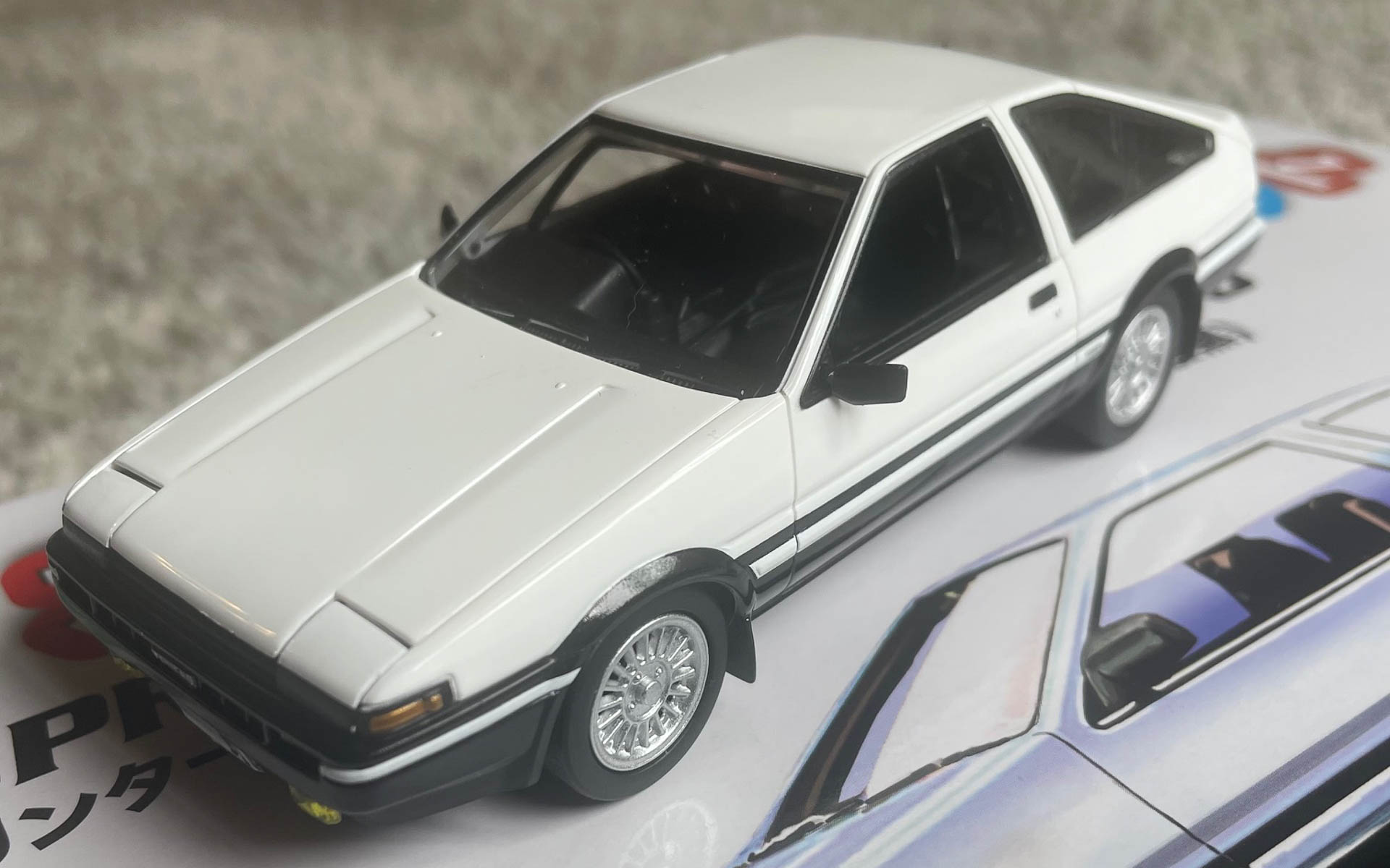 PLATZ製AE86。おなじみの86は1時間で接着剤もなしでこれほど精巧なものができます。これならプラモアレルギーの人にも手が伸ばせそう