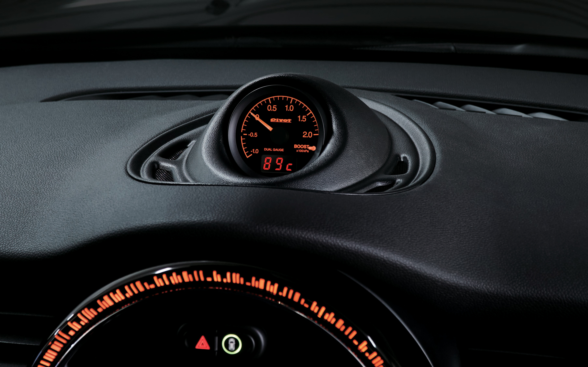 ピボットの「DUAL GAUGE RS」の新製品オレンジ照明のブースト計「DRX-BO」装着イメージ