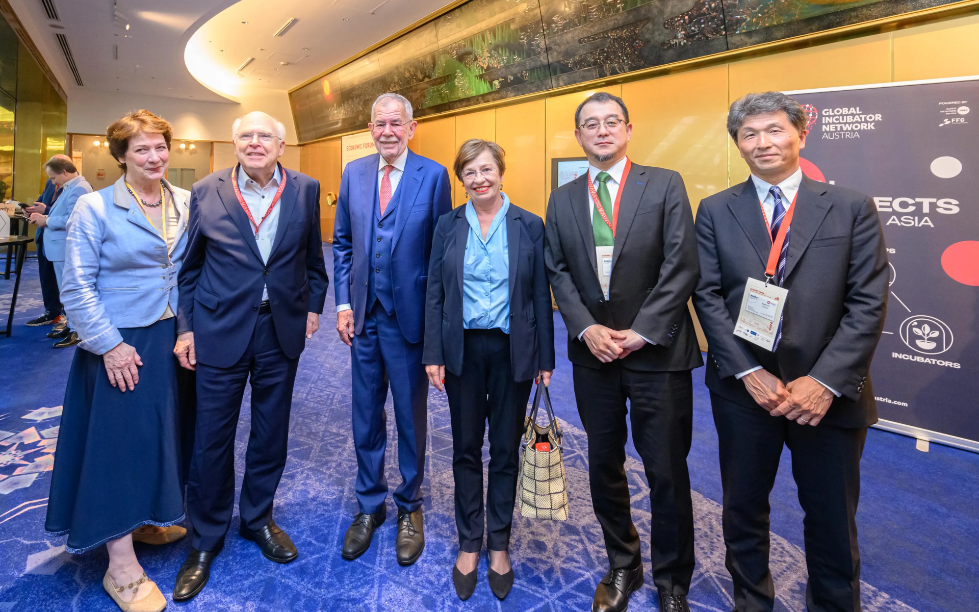 写真は左から：AVL文化財団CEO キャサリン・リスト氏、AVL CEO ヘルムット・リスト氏、オーストリア共和国連邦大統領 アレクサンダー・ファン・デア・ベレン氏、ドリス・シュミダウアー氏、日本特殊陶業株式会社 上席執行役員 鈴木啓司氏、日本特殊陶業株式会社 エネルギー事業本部 本部長 森茂樹氏（c）写真：ADVANTAGE AUSTRIA Tokyo