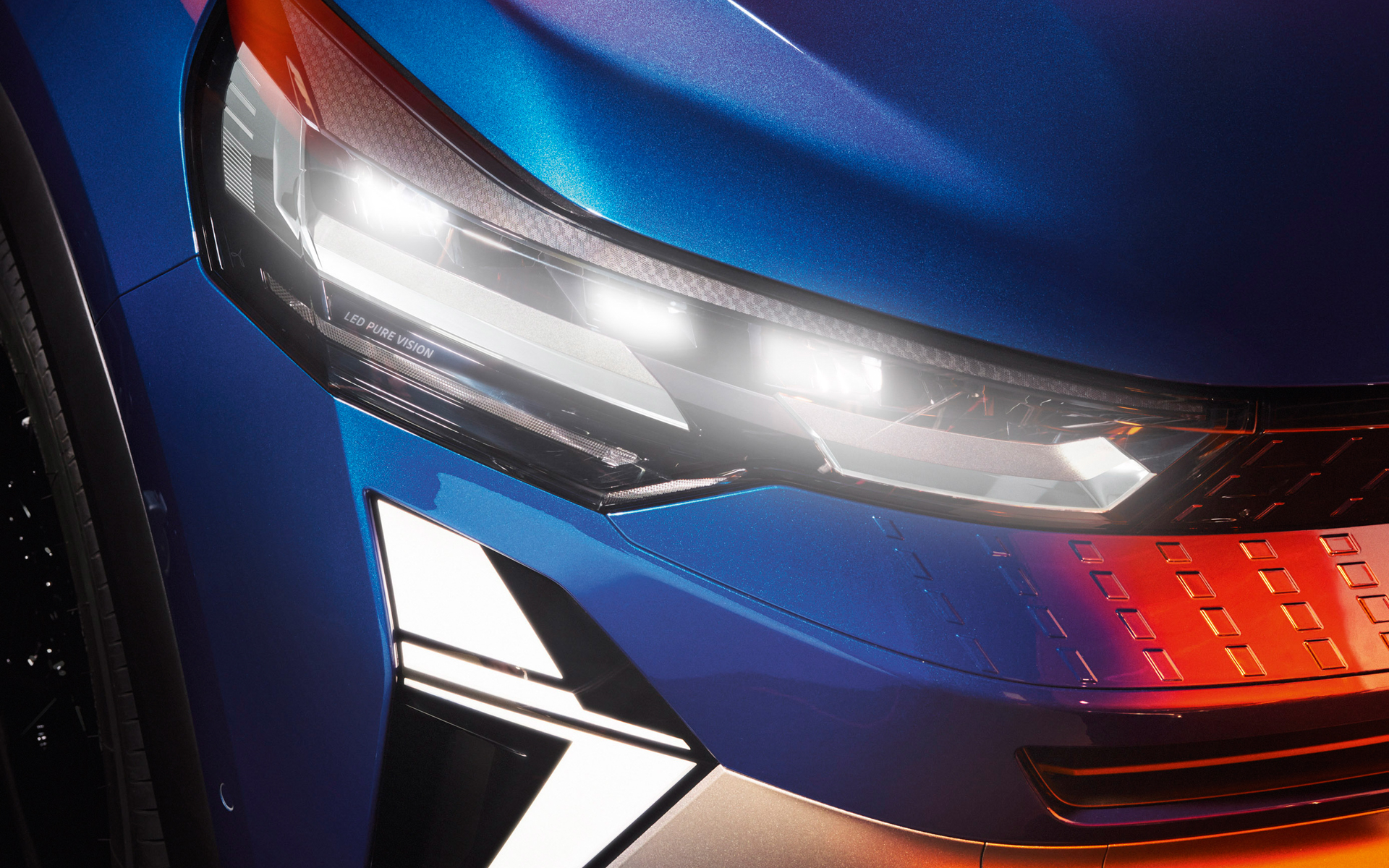 薄型のLEDヘッドライトを採用