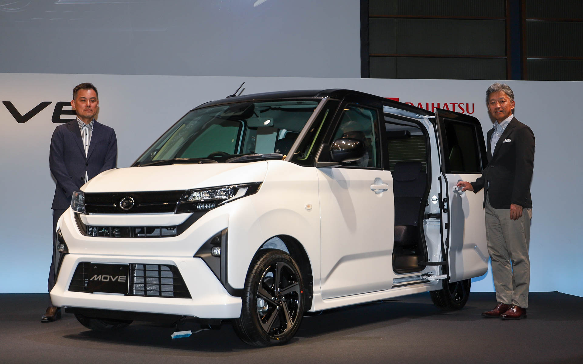 新型ムーヴと、ダイハツ工業株式会社 製品企画部 チーフエンジニア 戸倉宏征氏（左）、ダイハツ工業株式会社 代表取締役社長 井上雅宏氏（右）
