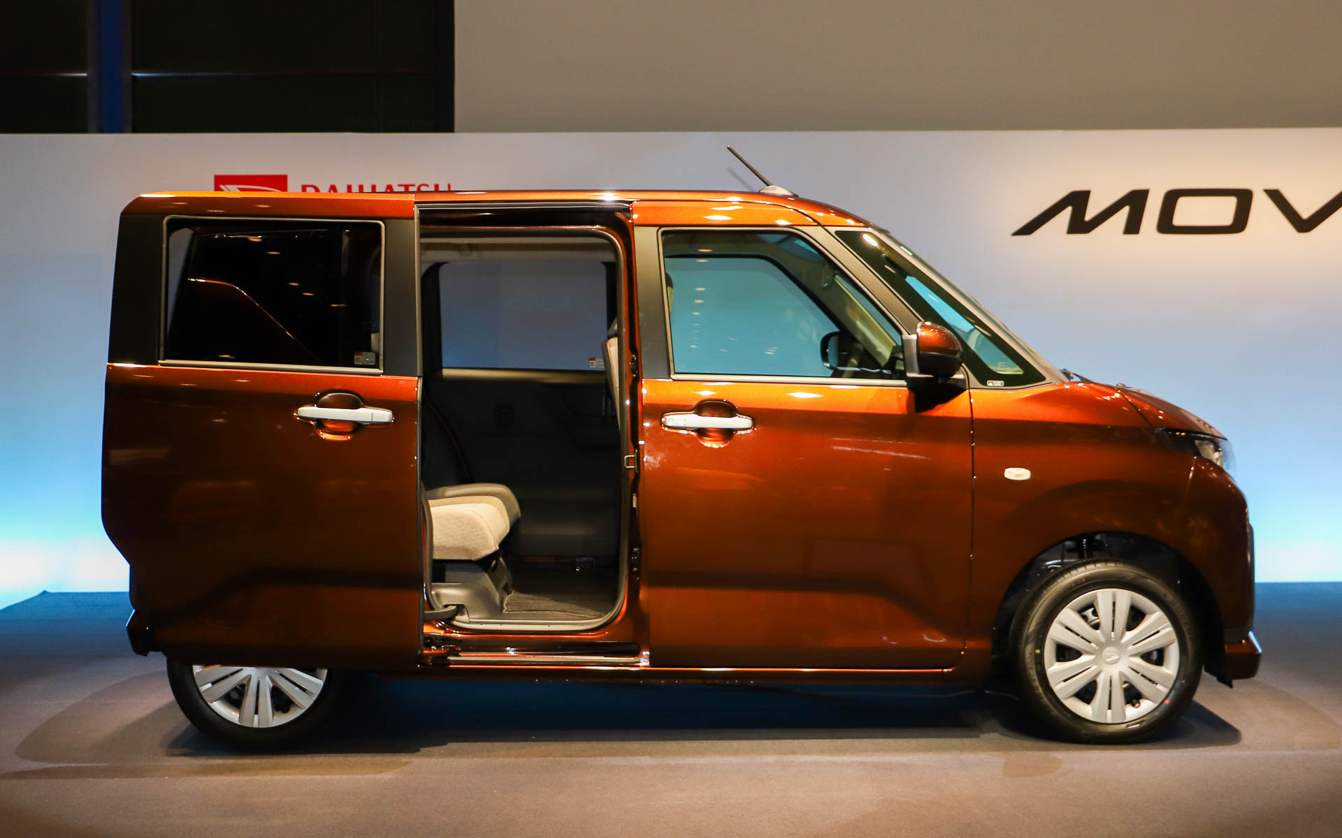 スライドドアを全車標準装備