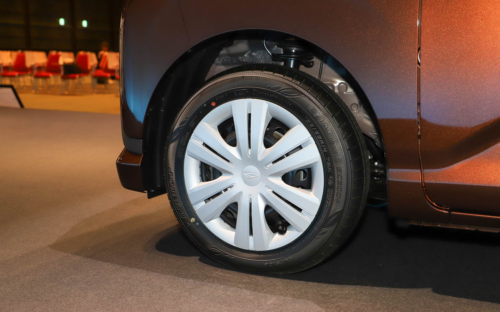 Xは14インチフルホイールキャップを装着。タイヤはダンロップ「エナセーブ EC300＋」（155/65R14）