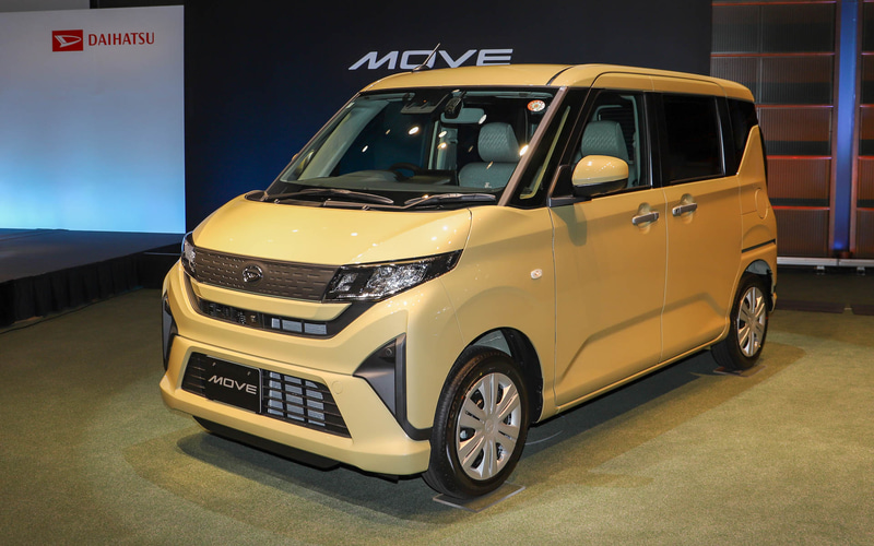 ダイハツ、新型「ムーヴ」発表会で歴代ムーヴも展示 井上雅宏社長