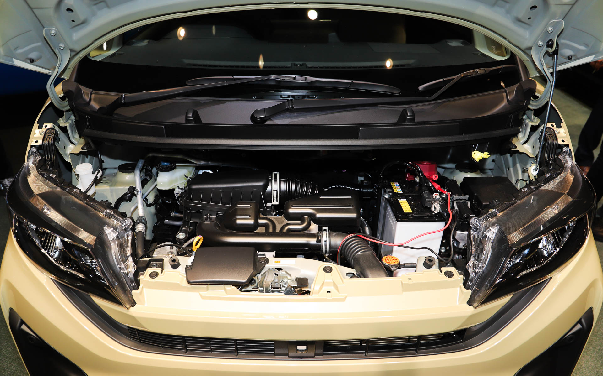 最高出力38kW（52PS）/6900rpm、最大トルク60Nm（6.1kgfm）/3600rpmを発生する直列3気筒 0.66リッターエンジンを搭載