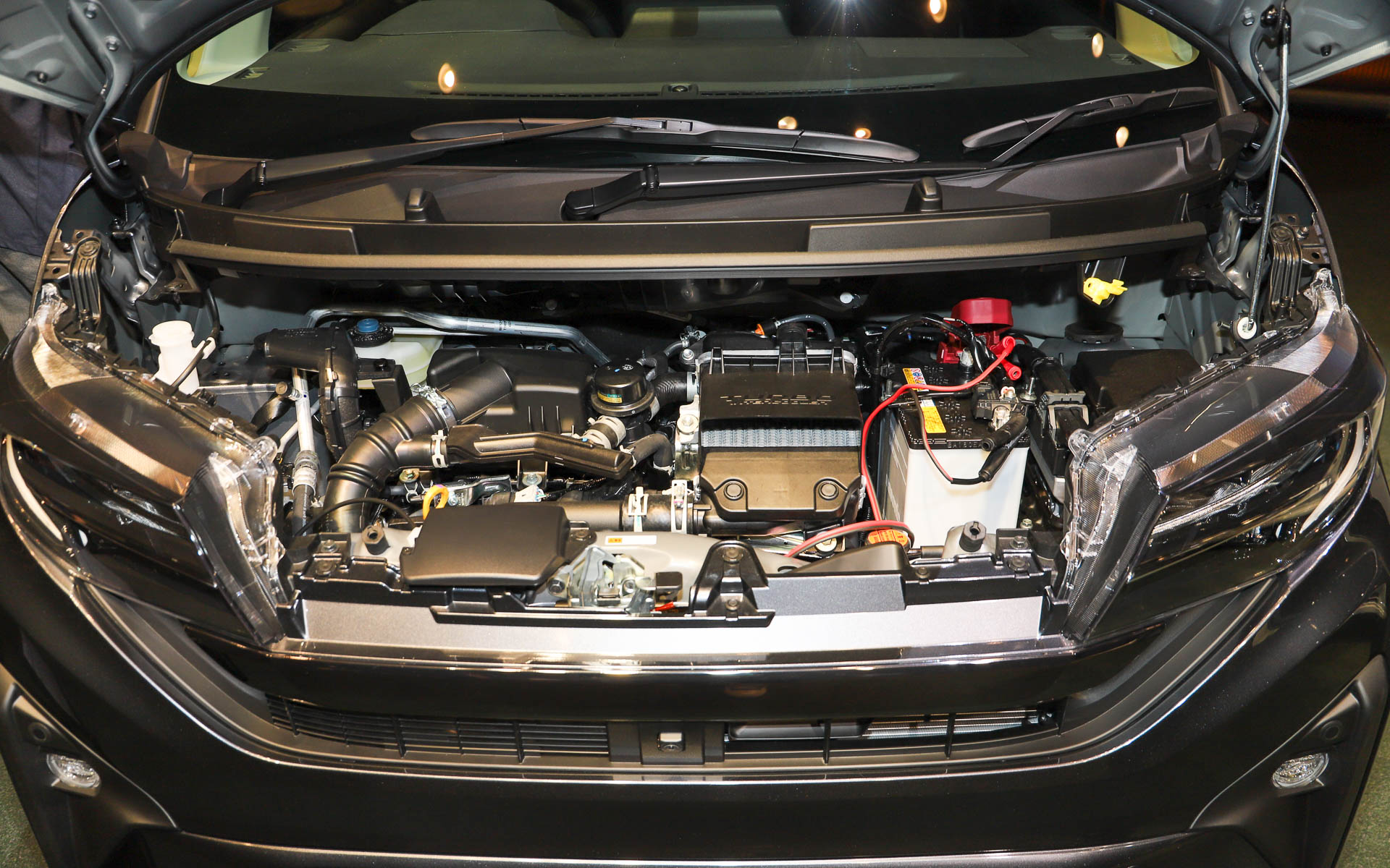 RSは最高出力47kW（64PS）/6400rpm、最大トルク100Nm（10.2kgfm）/3600rpmを発生する直列3気筒0.66リッターターボエンジンを搭載