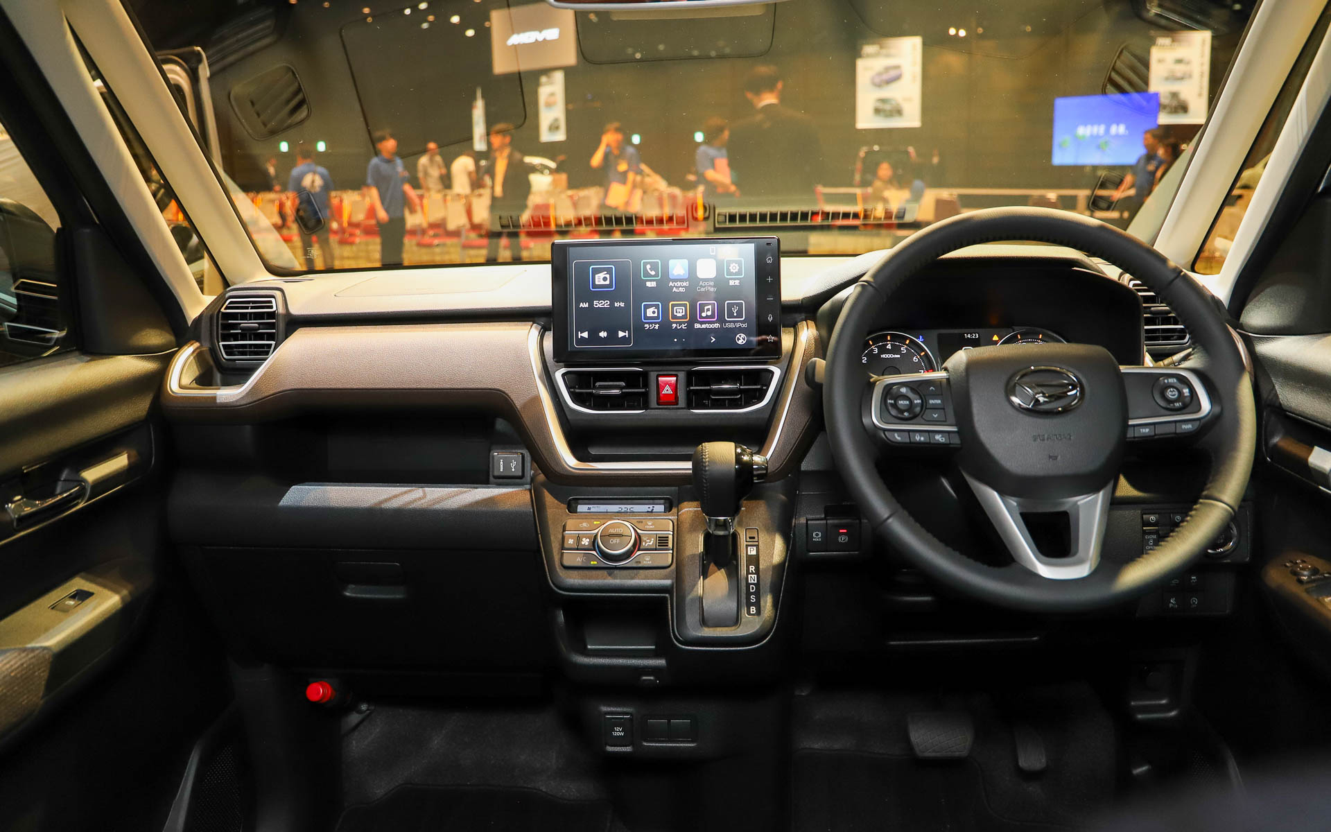 ノーブルシックスタイルのインテリアは、カッパー色の加飾を基調とした上質感ある印象に仕上げられている。メーカーオプションの9インチスマホ連携ディスプレイオーディオを装着