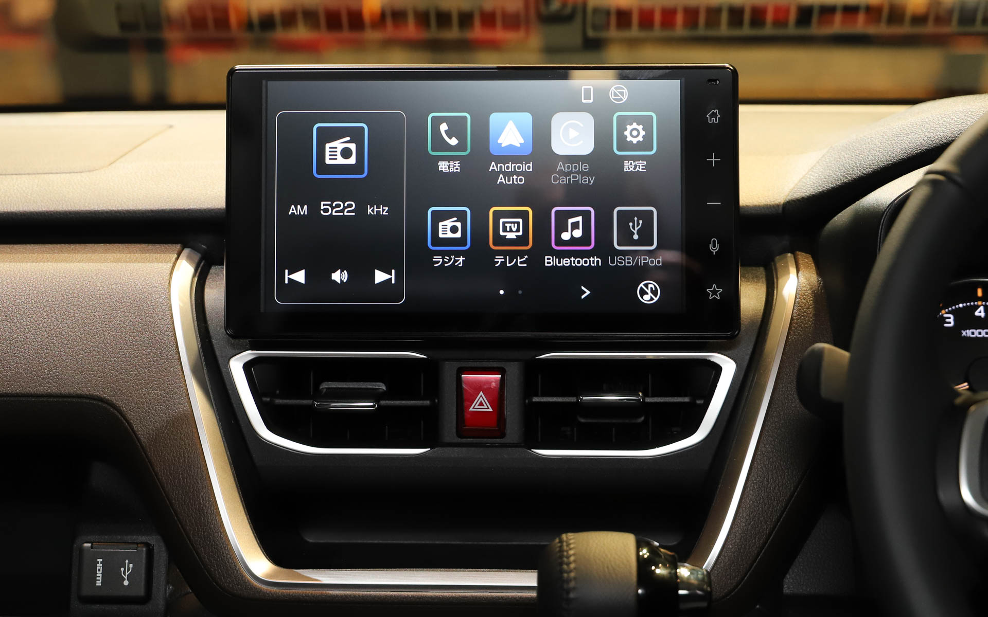 ノーブルシックスタイルのインテリアは、カッパー色の加飾を基調とした上質感ある印象に仕上げられている。メーカーオプションの9インチスマホ連携ディスプレイオーディオを装着