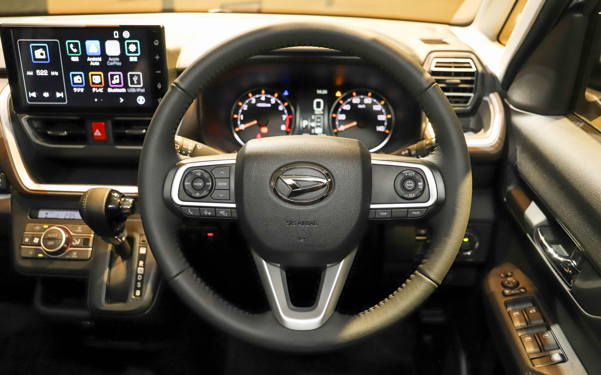 ノーブルシックスタイルのインテリアは、カッパー色の加飾を基調とした上質感ある印象に仕上げられている。メーカーオプションの9インチスマホ連携ディスプレイオーディオを装着