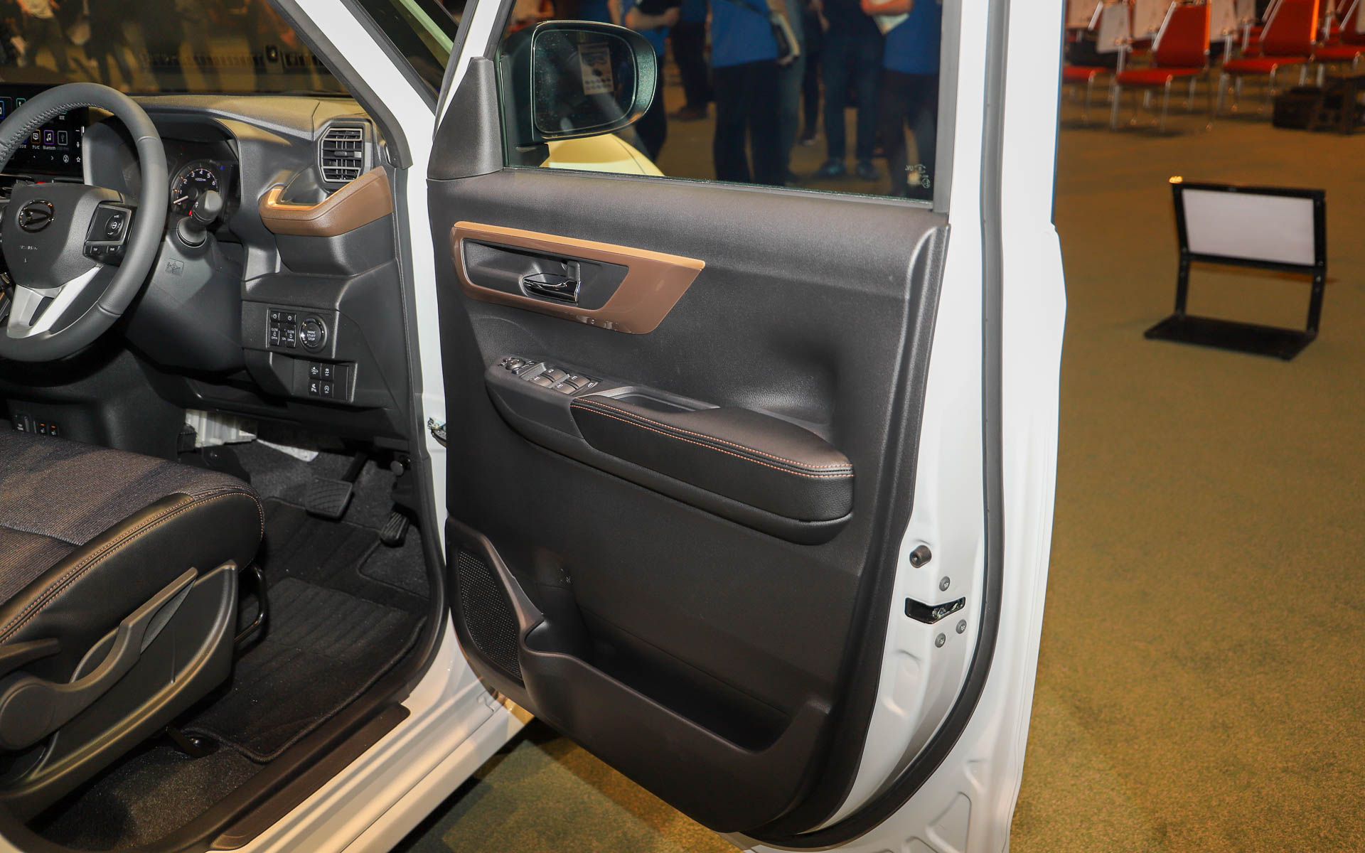 ノーブルシックスタイルのインテリアは、カッパー色の加飾を基調とした上質感ある印象に仕上げられている。メーカーオプションの9インチスマホ連携ディスプレイオーディオを装着