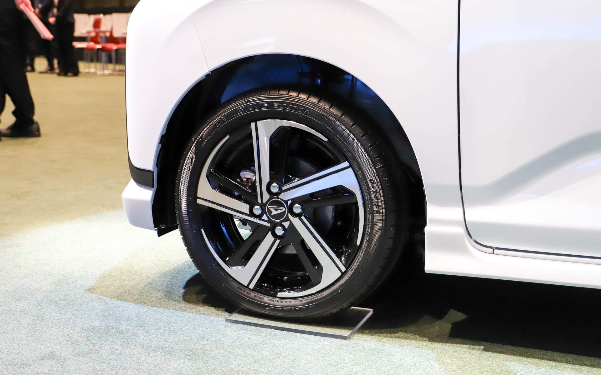 ホイールはRS標準の15インチアルミホイール（切削）を装着