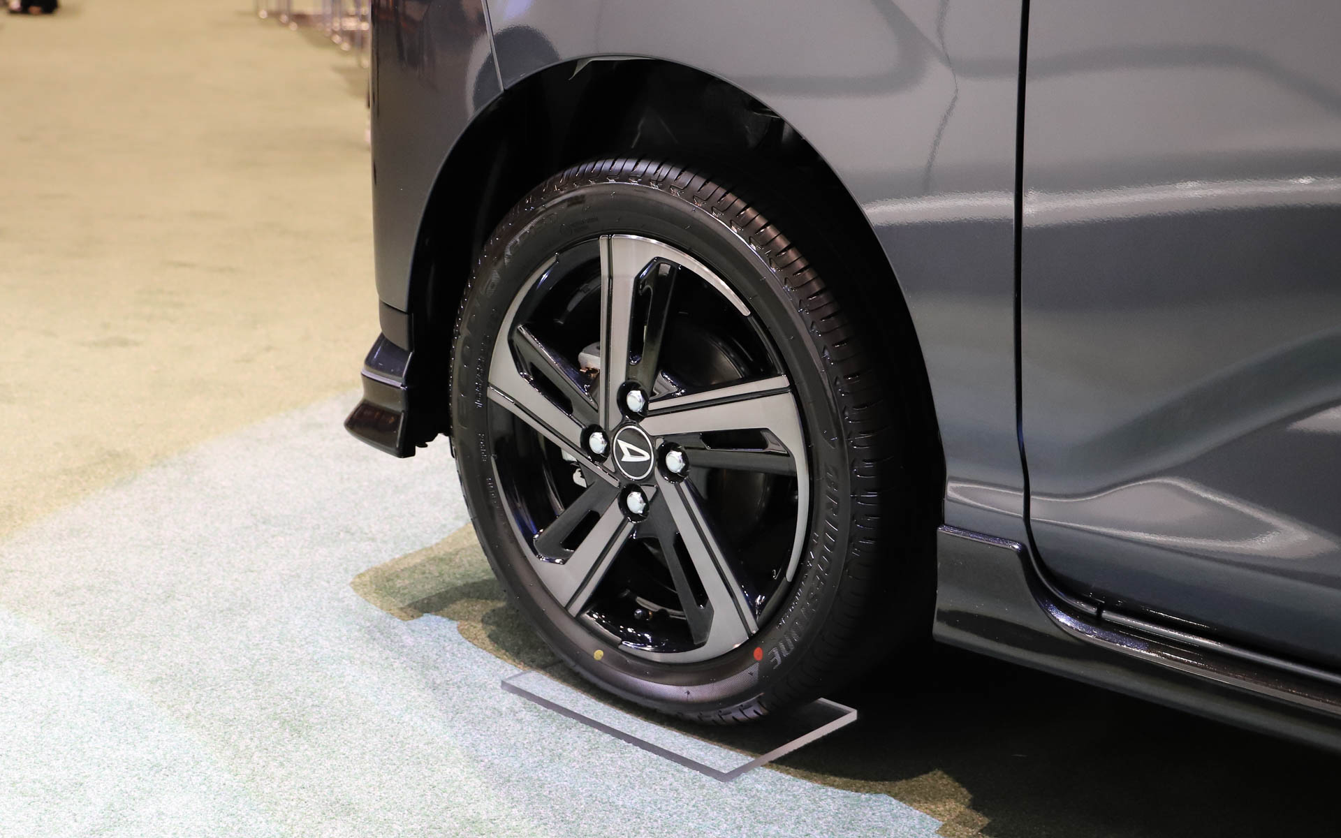 RSのダンディスポーツスタイルは15インチアルミホイール（切削・スモーク塗装）を装着可能