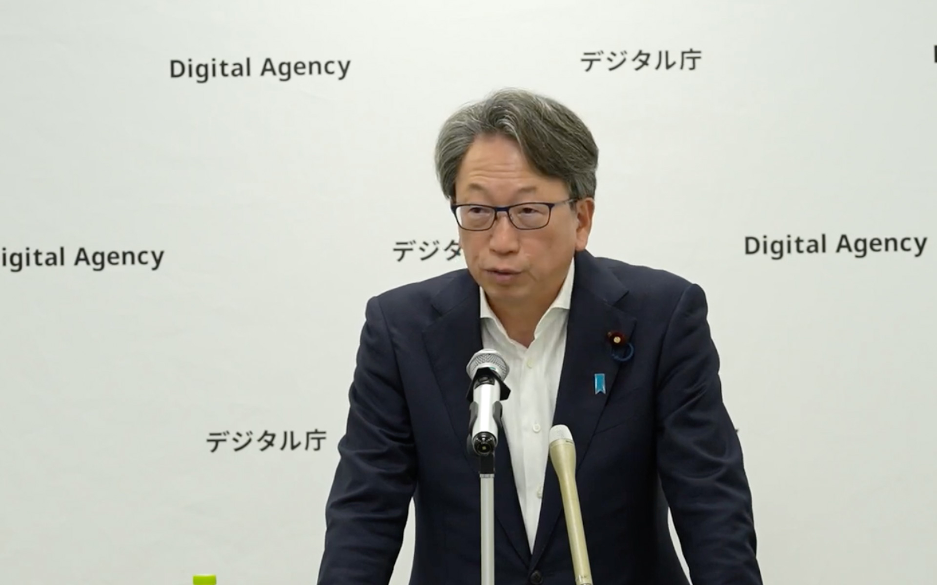 記者会見に出席した平将明デジタル大臣