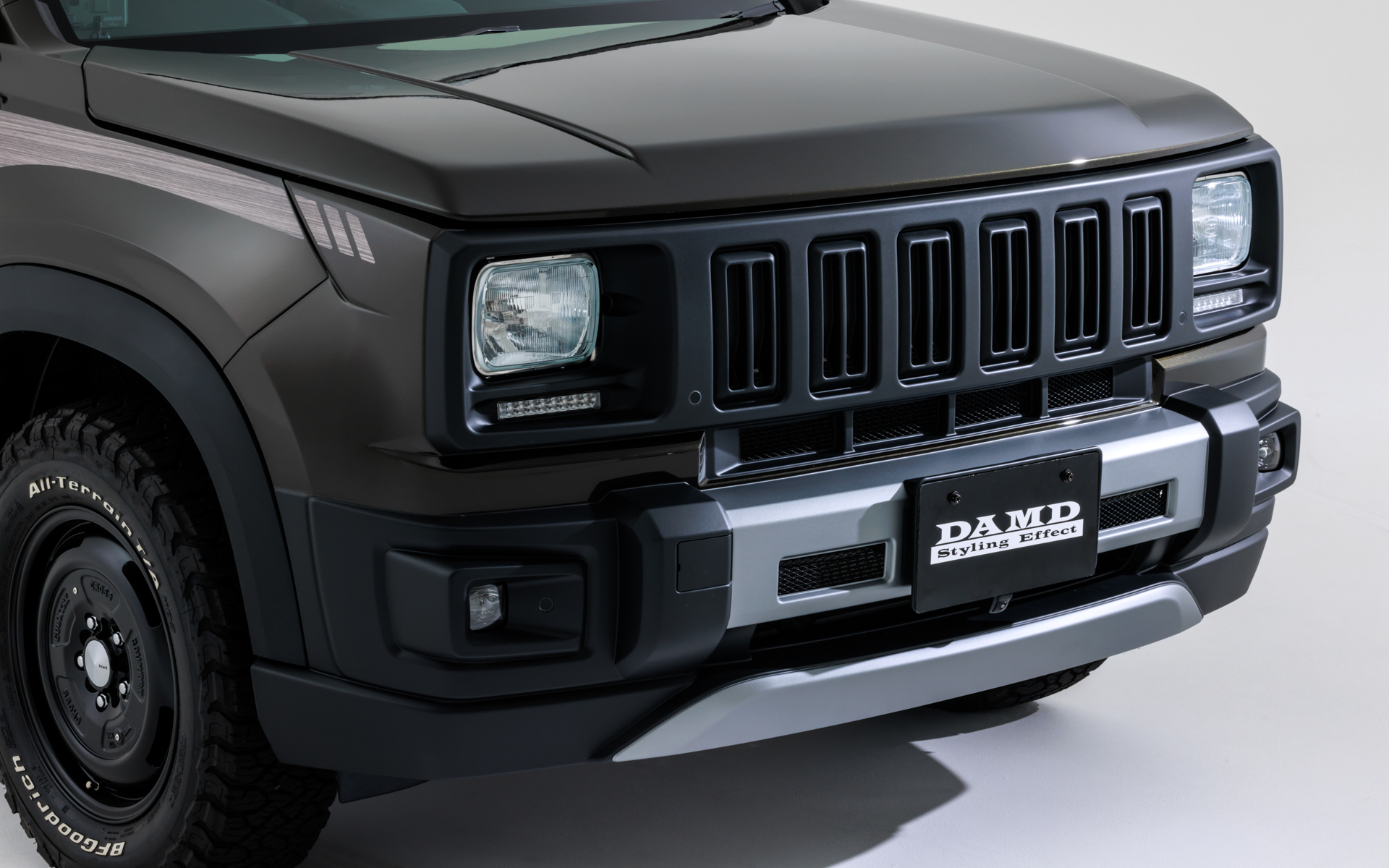 迫力のある力強いグリルとフロントバンパー。ボンネットの中央はキット付属のボンネットカバーで凸形状となり、まったく異なる印象に仕上がっている