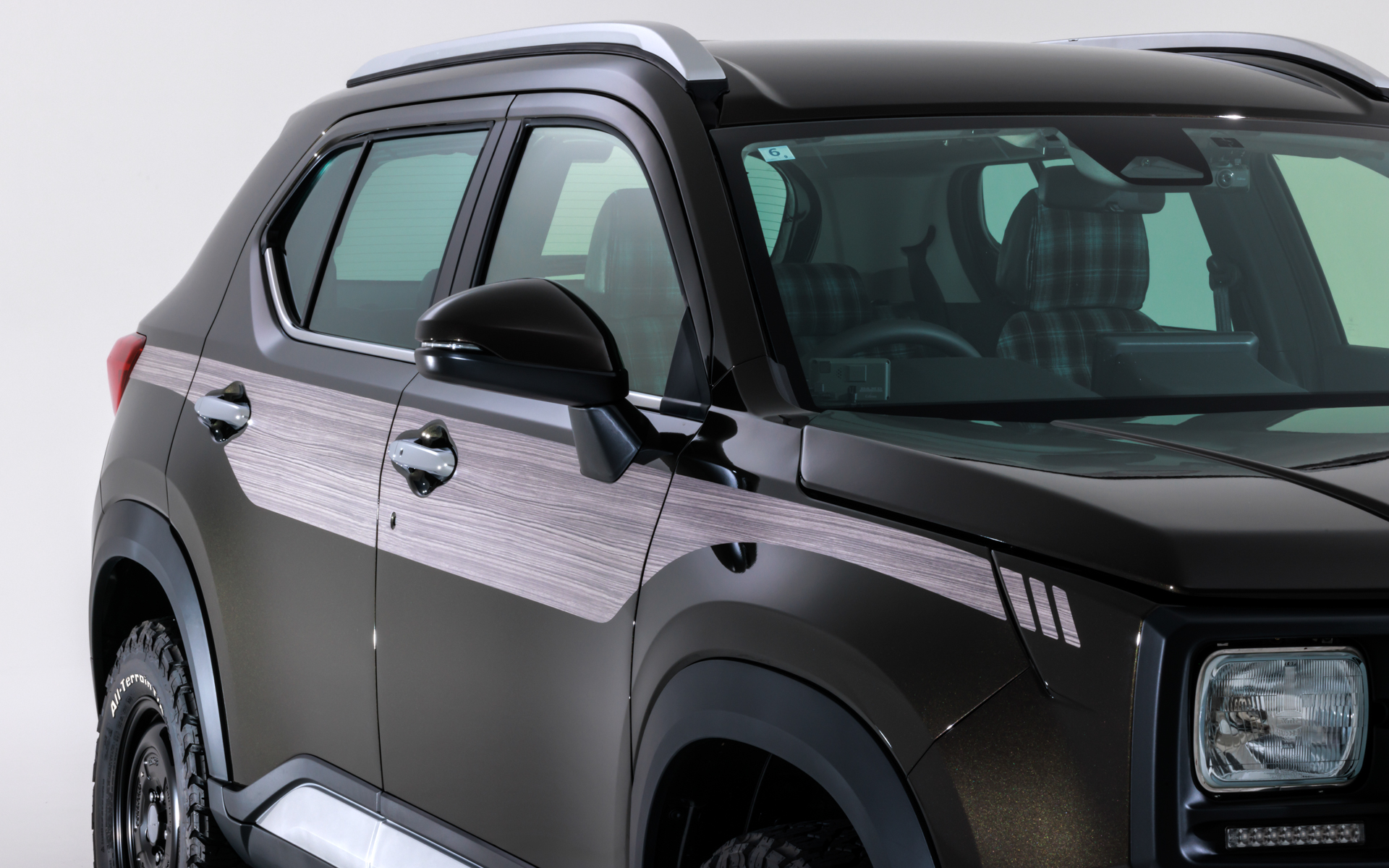 ウッド調の“サイドデカール”は上品な色合いのアッシュグレーを採用