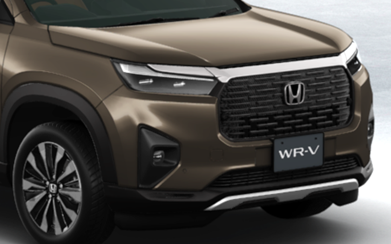 純正ボンネットは中央が凹形状