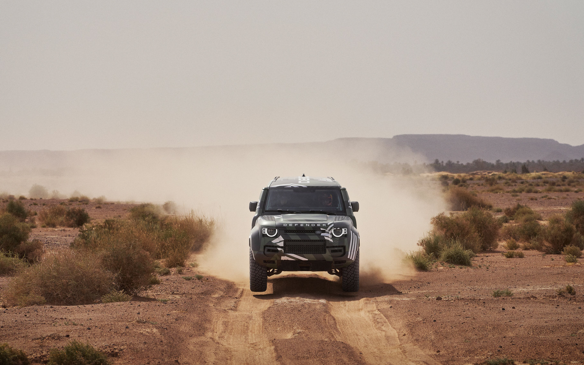 テスト走行中の「ディフェンダー ダカール D7X-R（プロトタイプ）」