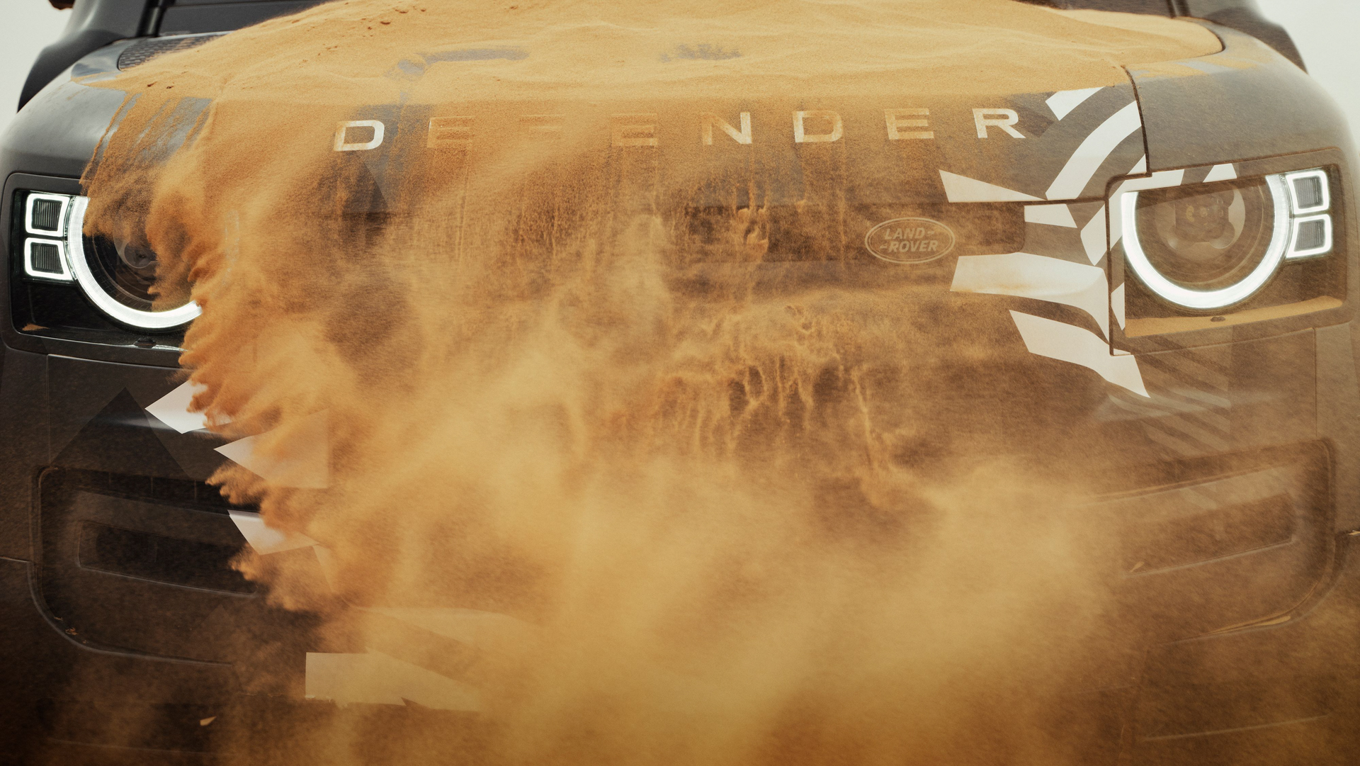 テスト走行中の「ディフェンダー ダカール D7X-R（プロトタイプ）」