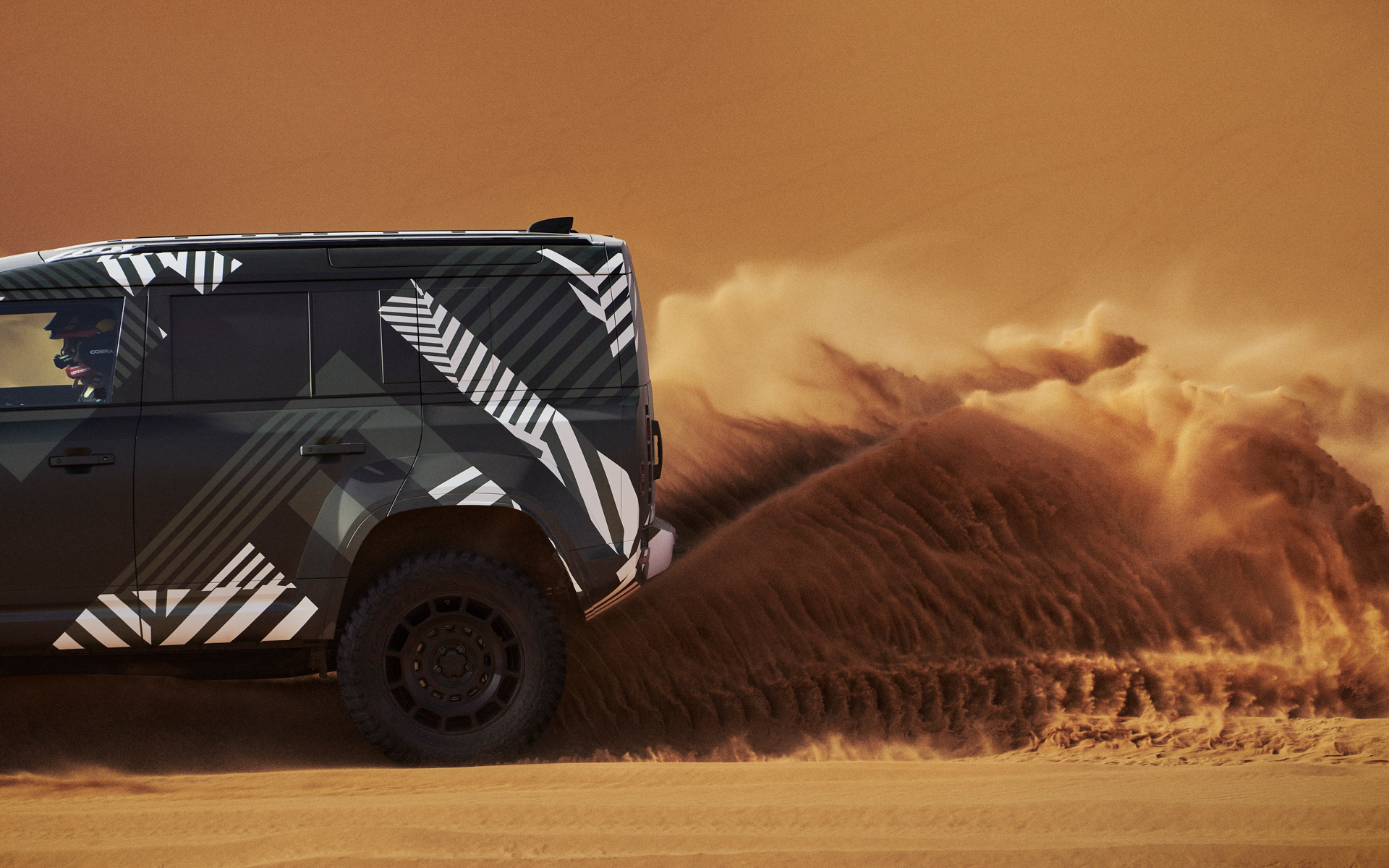 テスト走行中の「ディフェンダー ダカール D7X-R（プロトタイプ）」