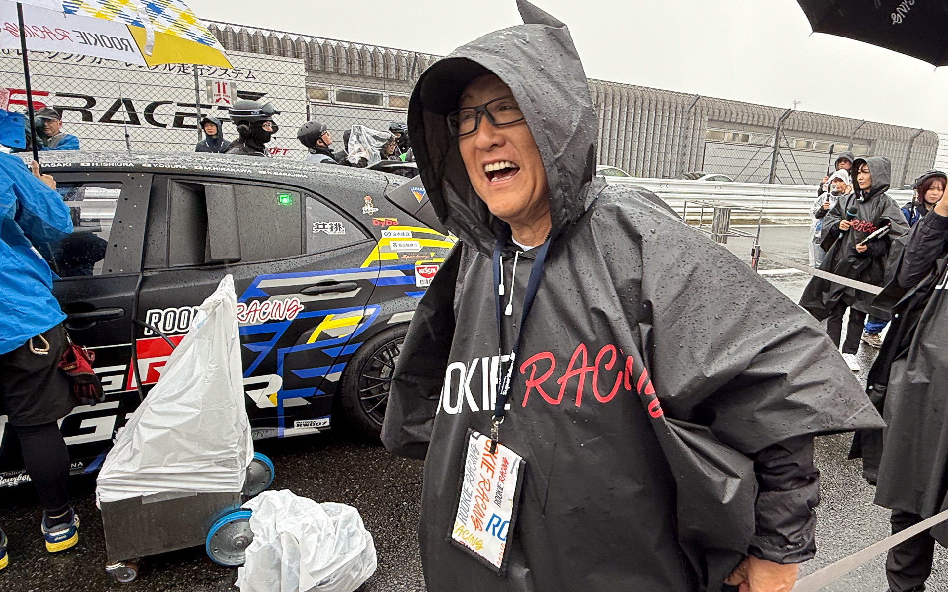 富士24時間レースのスタート時は雨だったが、セカンドドライバーである豊田章男会長ことモリゾウ選手がドライブするころにはドライ路面に