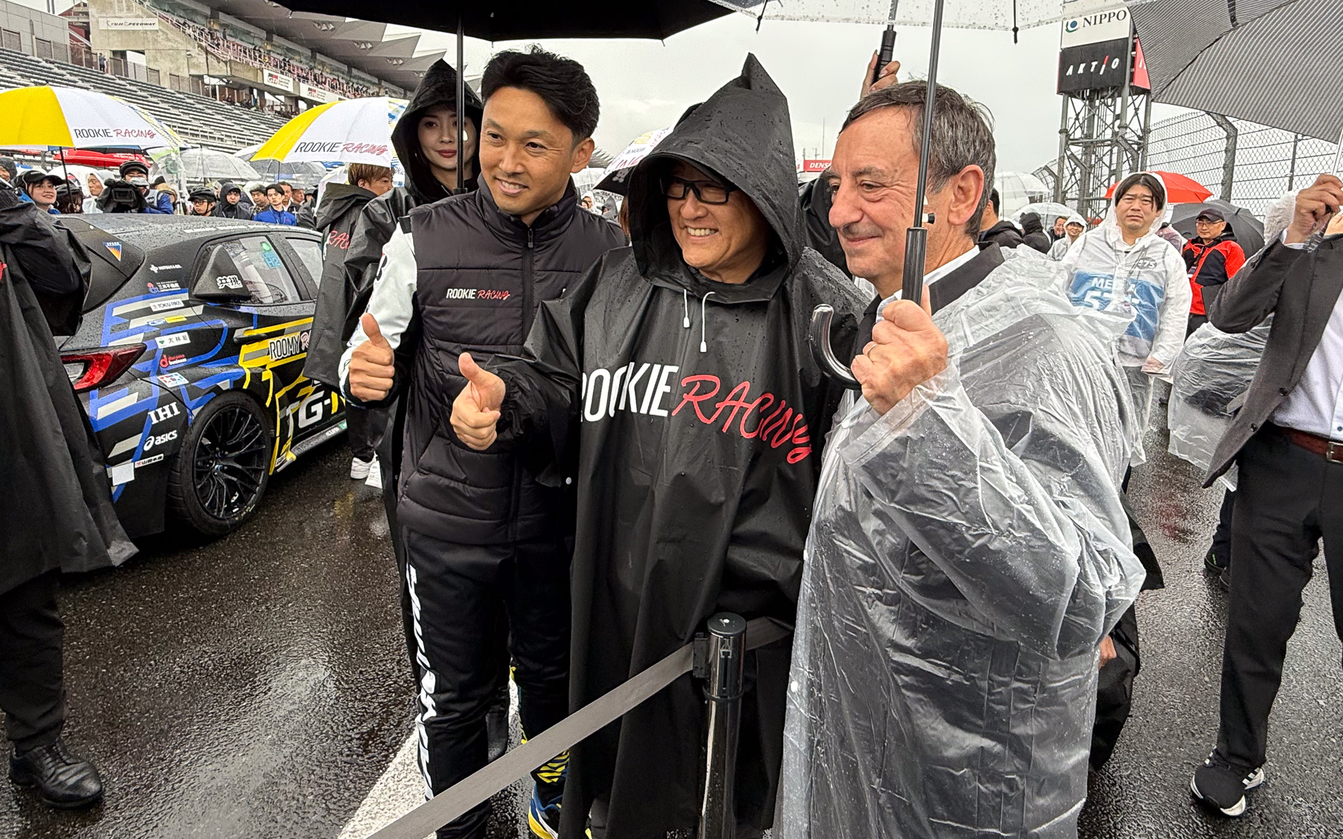 富士24時間レースにおける一コマ。水素カローラのスタートドライバーである中嶋一貴選手（左）を激励する豊田章男会長（中央）と、レースに訪れたACO ピエール・フィヨン会長（右）