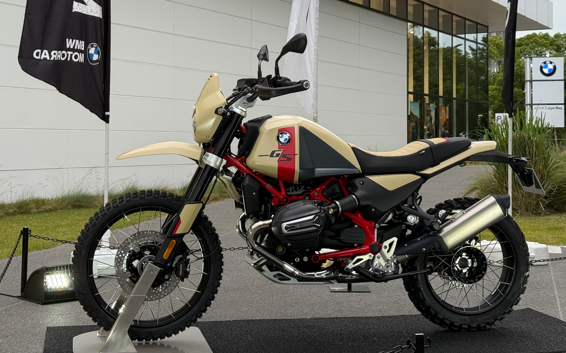 新型「R 12 G/S」