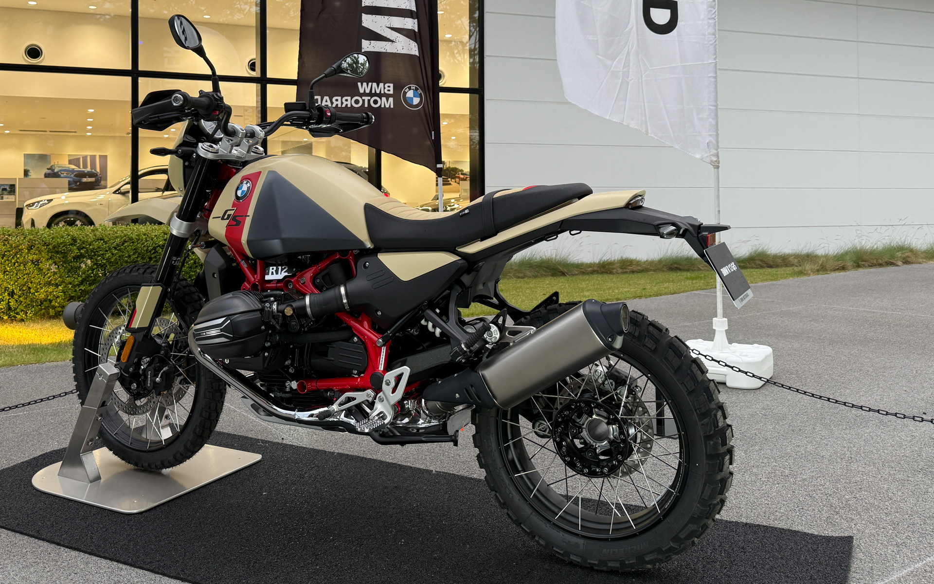 新型「R 12 G/S」