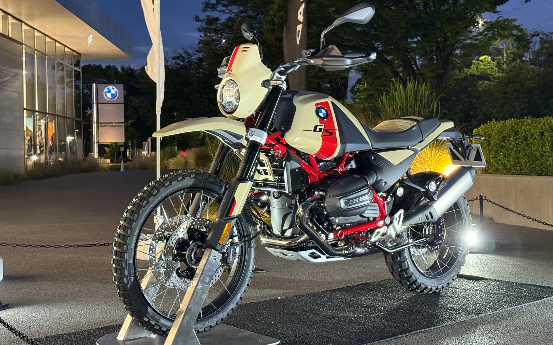 新型「R 12 G/S」