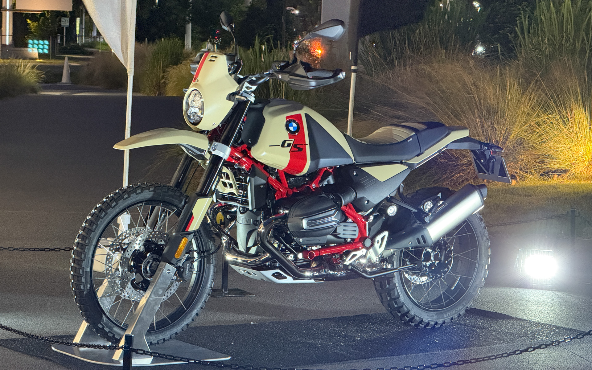 新型「R 12 G/S」