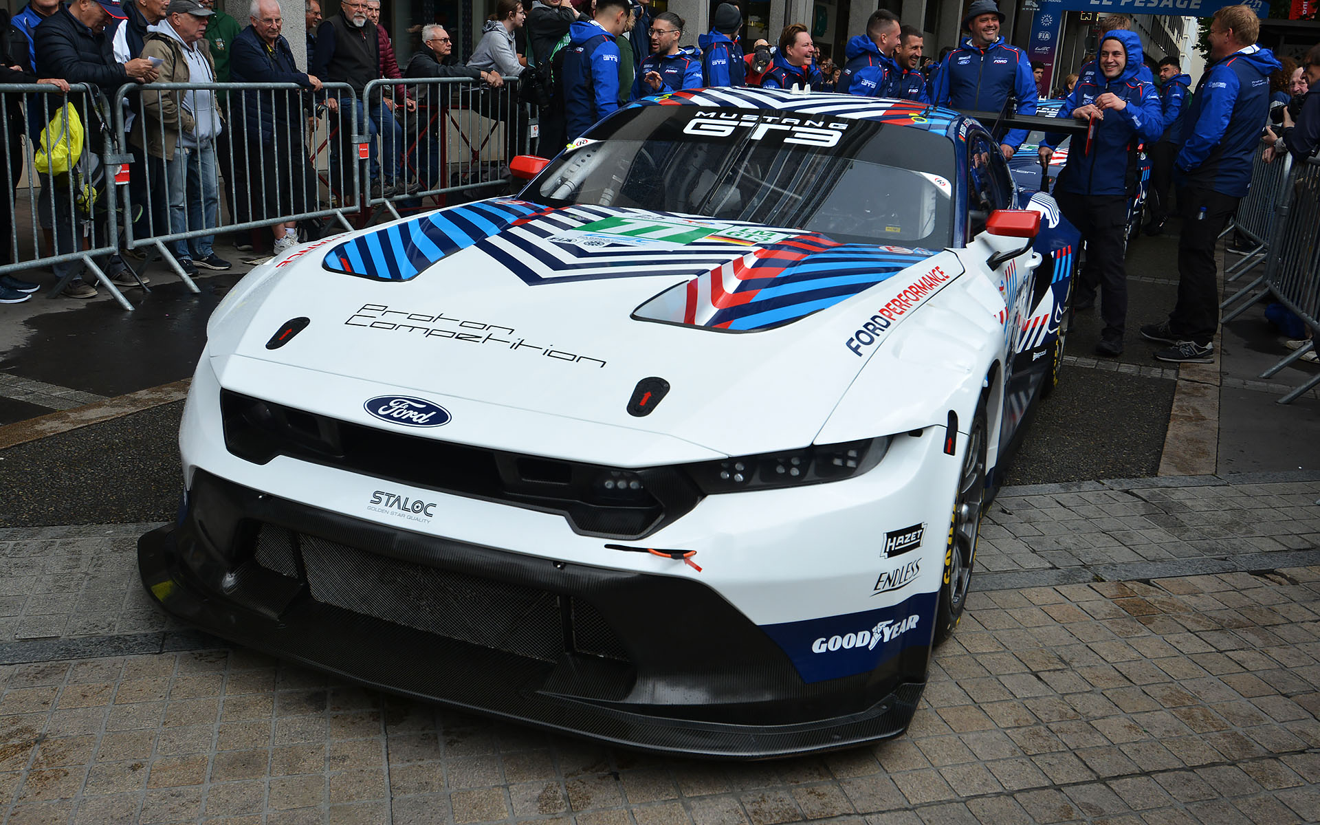 車検場に向かう各車