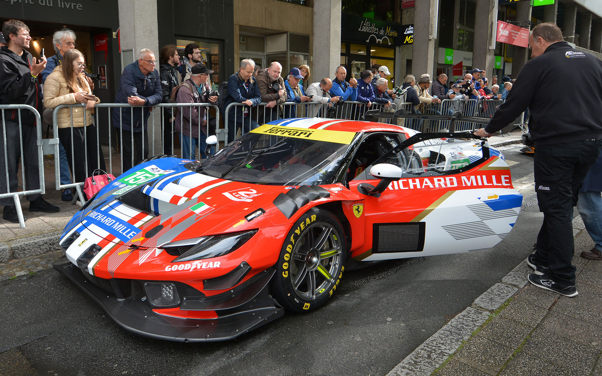 車検場に向かう各車